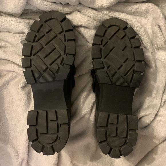 NEW, NEVER WORN Steve Madden platform loafer with black buckle embellishment - Picture 8 of 8